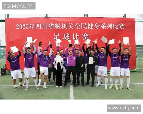 足球巨星齐聚一堂精彩合影瞬间展现传奇风采与荣耀时刻